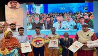 নওগাঁয় ভূমিহীন-গৃহহীনদের মাঝে নতুন করে আ...